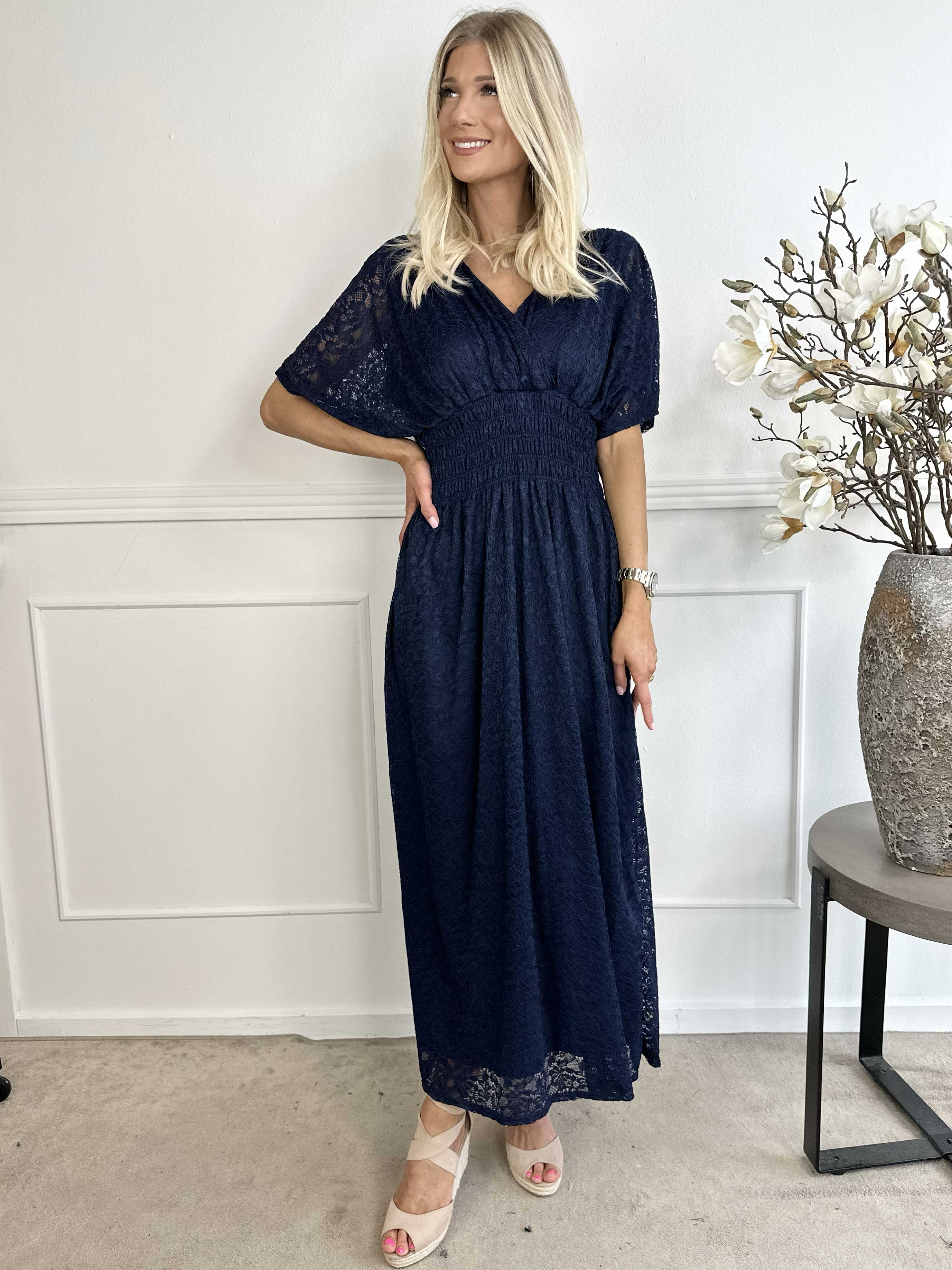 Pams Lace - Lang kjole i blonde med smock under brystet